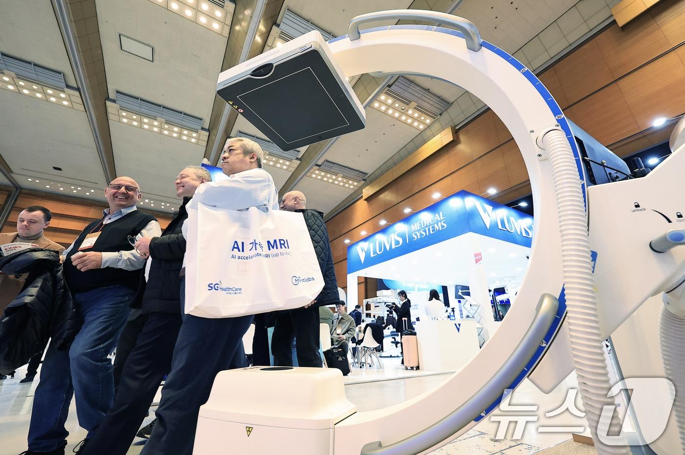 20일 오후 서울 강남구 삼성동 코엑스에서 열린 제40회 국제의료기기·병원설비전시회&#40;KIMES 2025&#41;를 찾은 참관객들이 디알텍 부스에서 프리미엄 저선량 C-arm 장비 등을 살펴보고 있다. 2025.3.20/뉴스1 ⓒ News1 박정호 기자