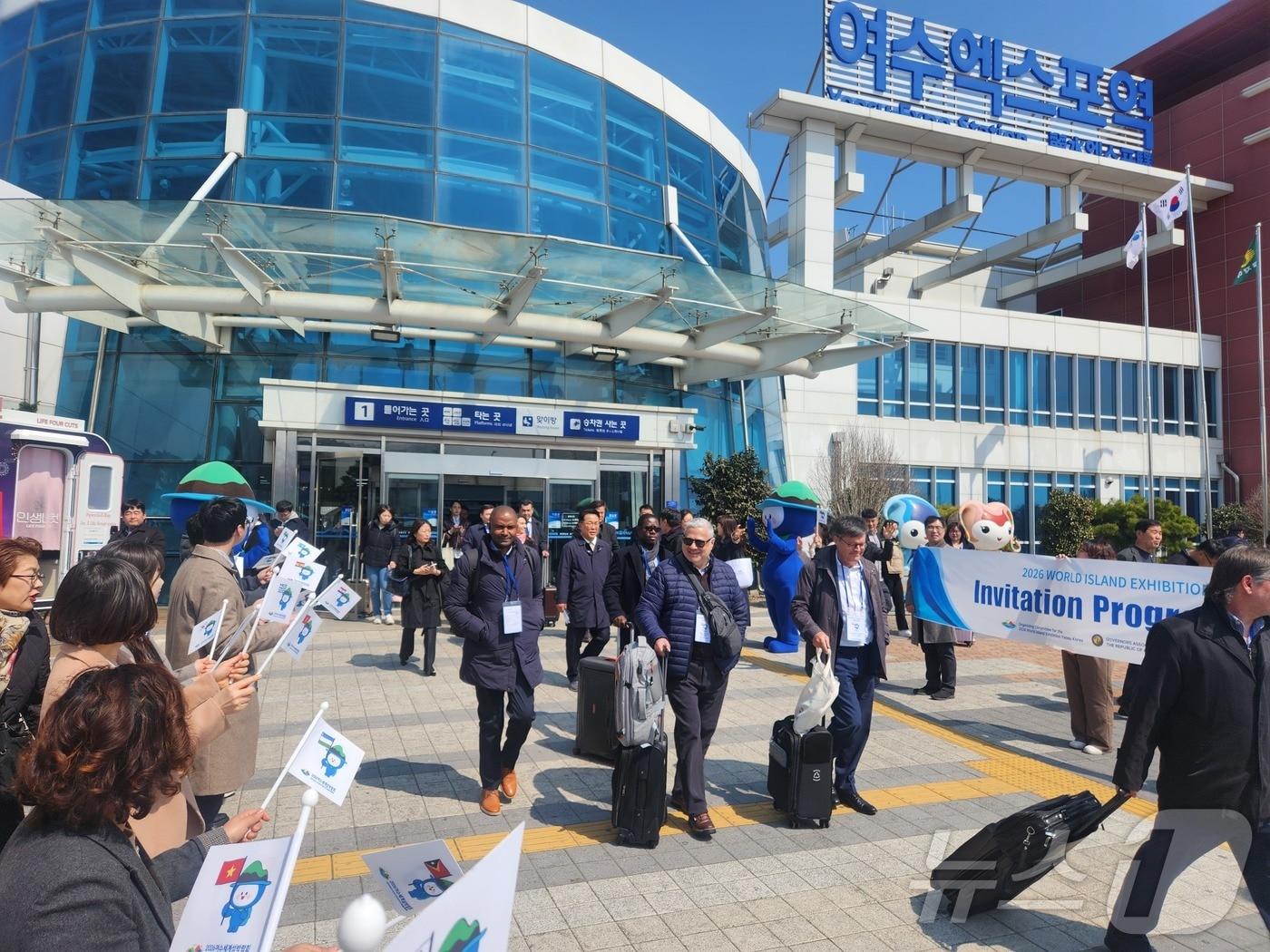 본문 이미지 - 2026여수세계섬박람회 조직위원회는 20일 여수엑스포역에서 32개국 주한외국 공관장을 초청해 환영 인사를 하고 있다.&#40;여수시 제공. 재판매 및 DB 금지&#41;