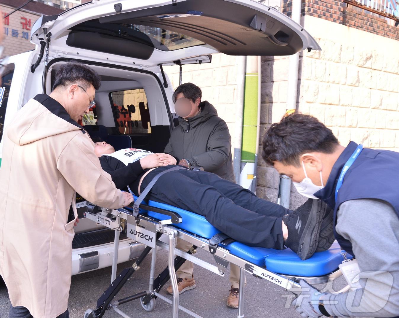 본문 이미지 - 고용진 여수시의원이 19일 오후 여수시 여서동에 있는 농성장에서 단식을 이어가다 건강이 악화돼 구급차에 이송되고 있다.(독자 제공. 재판매 및 DB 금지)