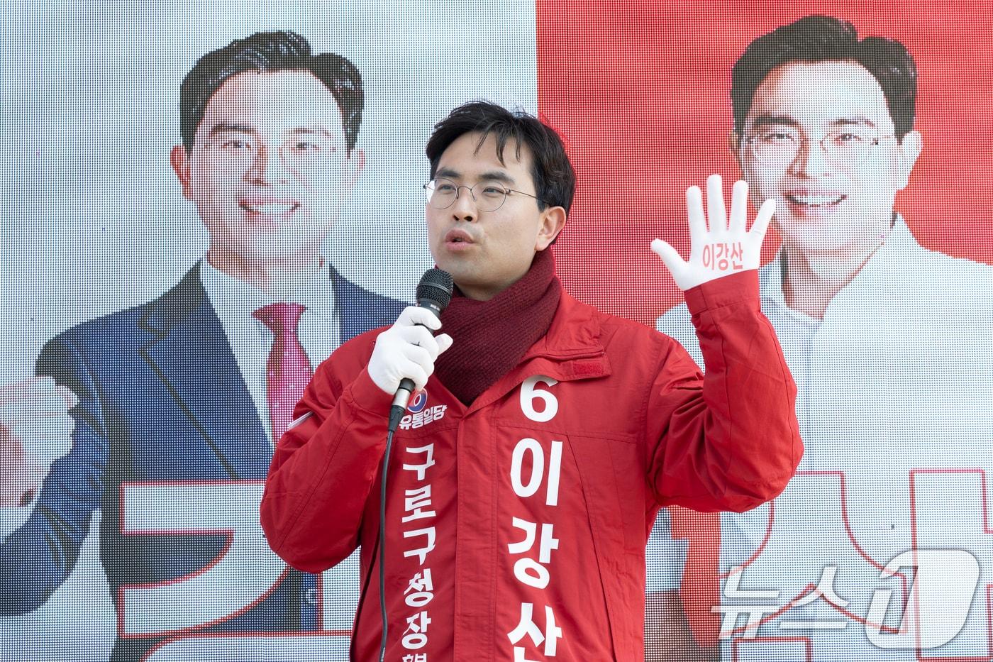 본문 이미지 - 구로구청장 재보궐 선거에 출마한 이강산 자유통일당 후보가 지난해 3월 20일 오전 서울 구로구 항동푸른수목원 앞에서 지지를 호소하고 있다. 2025.3.20 ⓒ 뉴스1 이승배 기자