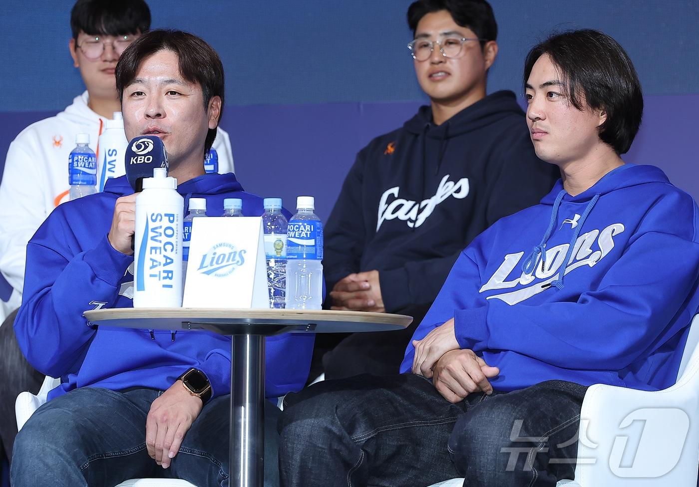 본문 이미지 - 삼성 라이온즈 강민호(왼쪽)가 20일 오후 서울 송파구 잠실 롯데호텔 월드에서 열린 신한 SOL Bank 2025 KBO 미디어데이에서 각오를 밝히고 있다. 2025 신한 SOL Bank KBO리그는 오는 3월 22일 5개 구장에서 일제히 팡파르를 울린다. 2025.3.20 ⓒ 뉴스1 김진환 기자