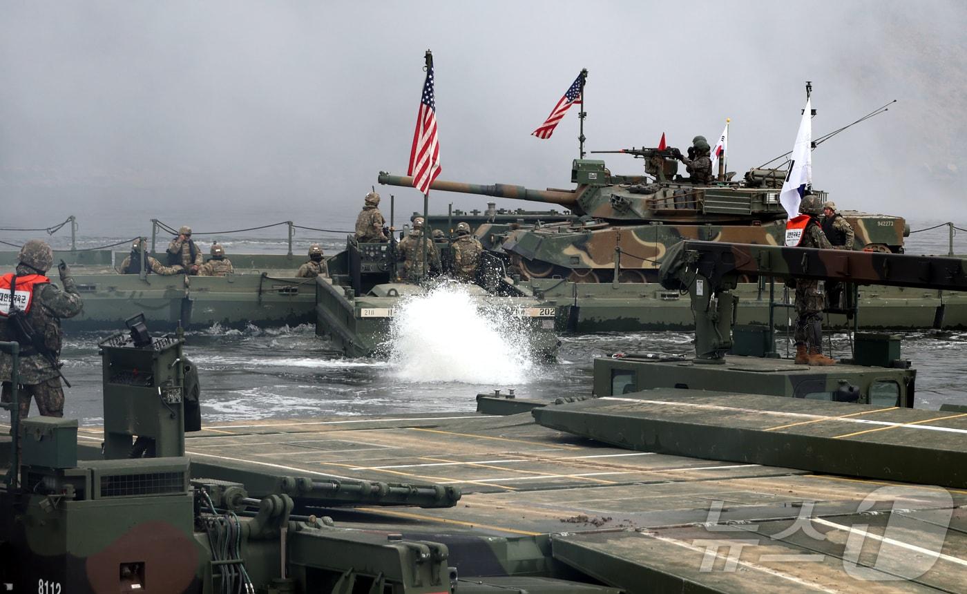 20일 경기 연천군 임진강 일대 석은소 훈련장에서 열린 한미 연합 제병협동 도하훈련에서 미군 RBS가 K1E1전차의 도하를 지원하고 있다. 2025.3.20/뉴스1 ⓒ News1 사진공동취재단