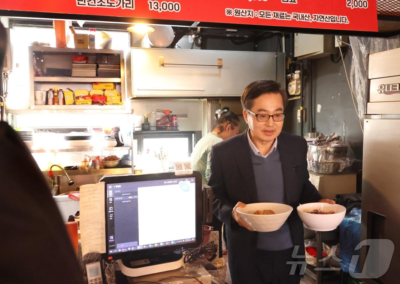 본문 이미지 - 수원의 한 국수집을 찾은 김동연 경기도지사.(경기도 제공, 재판매 및 DB 금지)