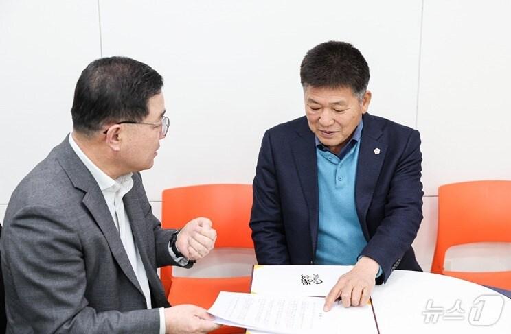 본문 이미지 - 신의준 도의원&#40;오른 쪽&#41;이 민일기 전남도지사 비서실장에게 탄원서를 전달하고 있다.&#40;전남도의회 제공, 재판매 및 DB 금지&#41; 