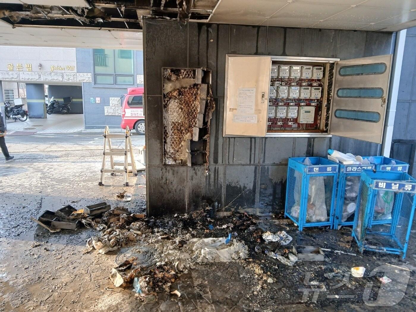 본문 이미지 - 지난 3월 7일 오전 7시27분쯤 인천 중구 운남동의 한 빌라 외부주차장에서 발생한 담배꽁초 화재.(인천소방본부 제공)2025.3.20/뉴스1