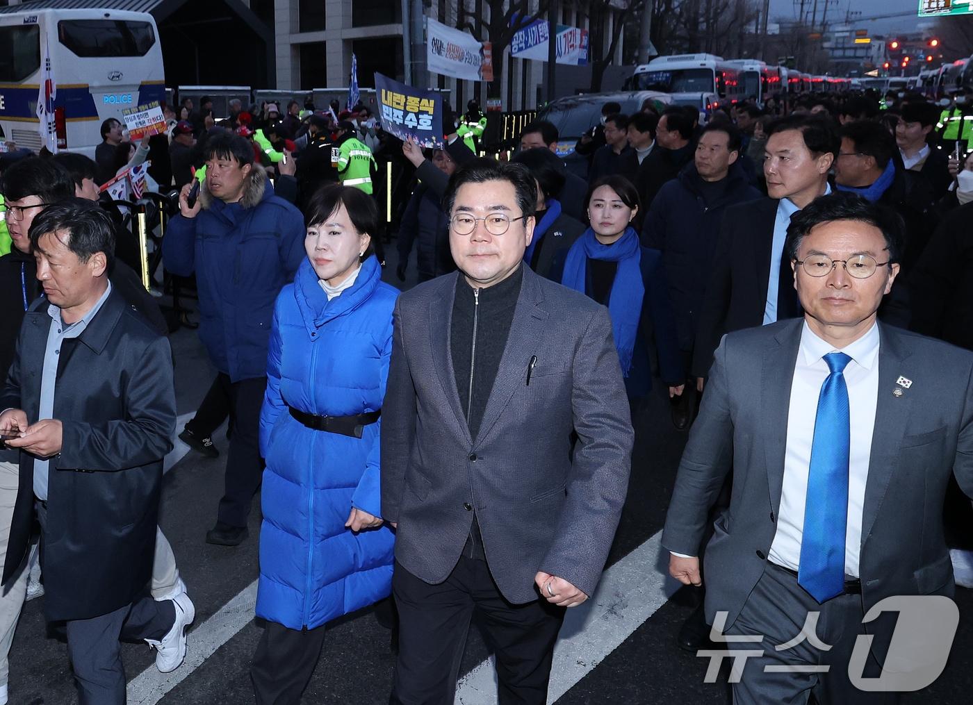 본문 이미지 - 더불어민주당 박찬대 원내대표를 비롯한 의원들이 20일 오후 서울 종로구 헌법재판소 앞에서 열린 ‘내란수괴 윤석열 대통령 신속 파면 촉구 기자회견’을 마친 후 만일의 사태에 대비해 경찰의 경호를 받으며 이동하고 있다. 2025.3.20/뉴스1 ⓒ News1 오대일 기자