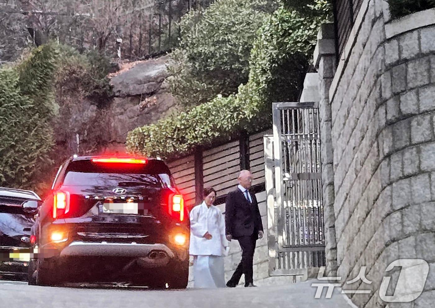 본문 이미지 - 정의선 현대자동차그룹 회장이 20일 오후 고(故) 정주영 현대그룹 명예회장 24주기 제사가 열린 서울 종로구 정 회장의 청운동 자택에 들어서고 있다 2025.3.20 ⓒ 뉴스1 김성식 기자