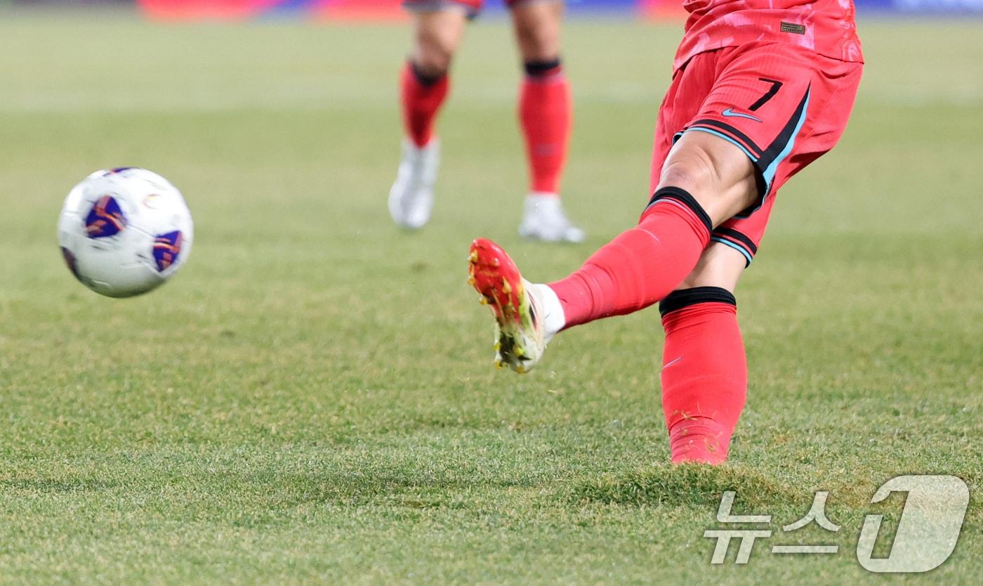 본문 이미지 - 문체부가 K리그 27개 축구장 잔디 전수조사에 나선다.  2025.3.20/뉴스1 ⓒ News1 이승배 기자