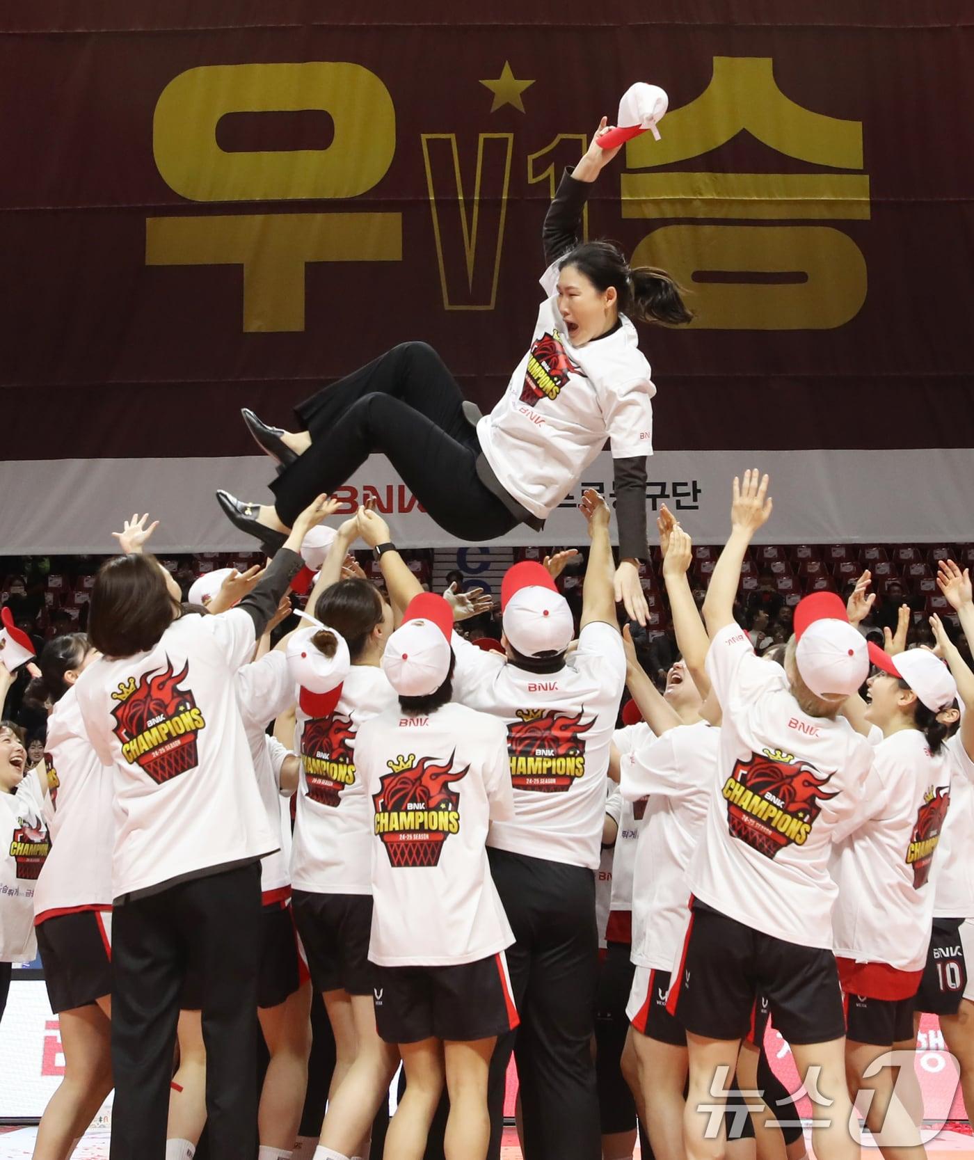 본문 이미지 - 20일 오후 부산 사직실내체육관에서 열린 '하나은행 2024-2025 여자프로농구 플레이오프' 챔피언결정전 3차전 부산 BNK와 아산 우리은행의 경기에서 우승을 차지한 BNK 선수들이 박정은 감독을 헹가래하고 있다.2025.3.20/뉴스1 ⓒ News1 윤일지 기자