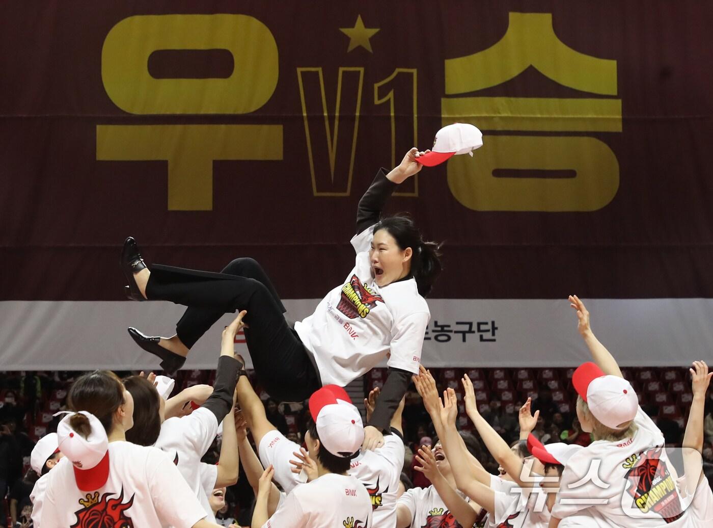 본문 이미지 - '하나은행 2024-2025 여자프로농구 플레이오프' 챔피언결정전에서 우리은행을 누르고 우승한 BNK 선수단과 박정은 감독. 2025.3.20/뉴스1 ⓒ News1 윤일지 기자