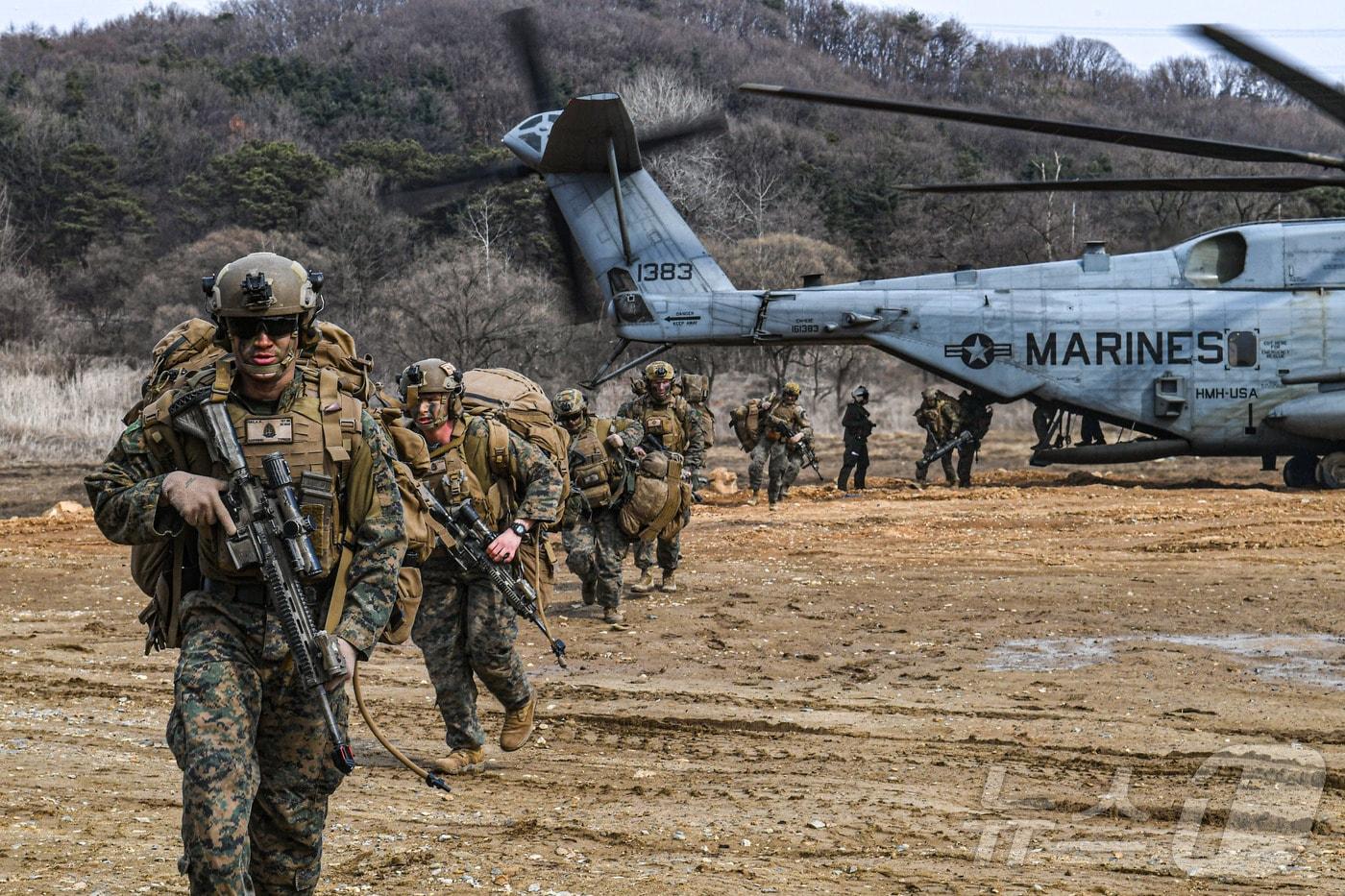본문 이미지 -  미국 해병대 장병들이 슈퍼스텔리온(CH-53E)에서 하차한 후 목표지점으로 이동하는 모습. (해병대사령부 제공, 재판매 및 DB 금지) 2025.3.21 ⓒ 뉴스1
