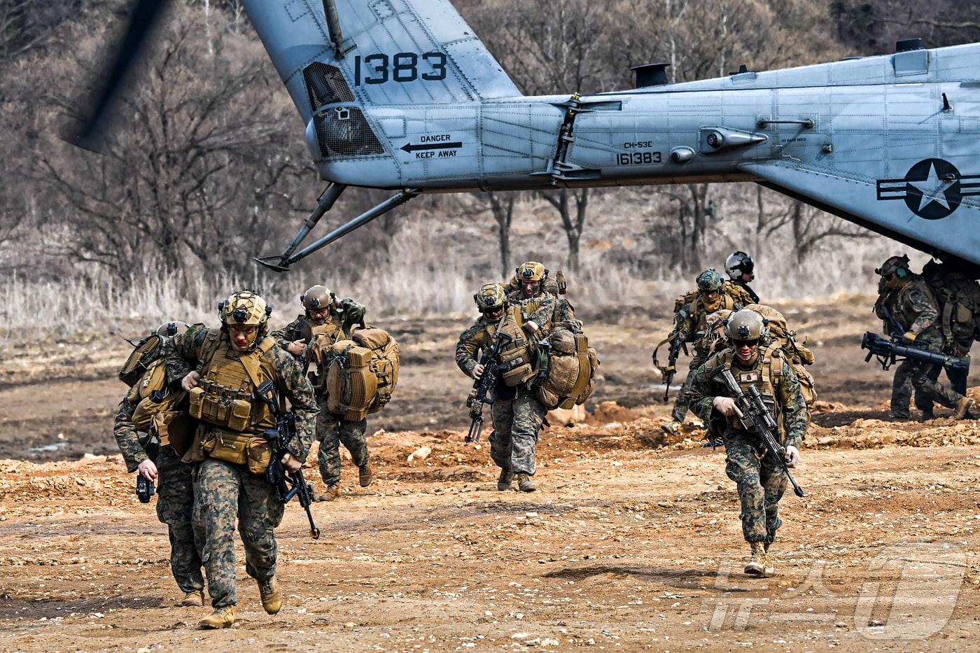 본문 이미지 - 미국 해병대 장병들이 슈퍼스텔리온(CH-53E)에서 하차한 후 목표지점으로 이동하는 모습. (해병대사령부 제공, 재판매 및 DB 금지) 2025.3.21 ⓒ 뉴스1