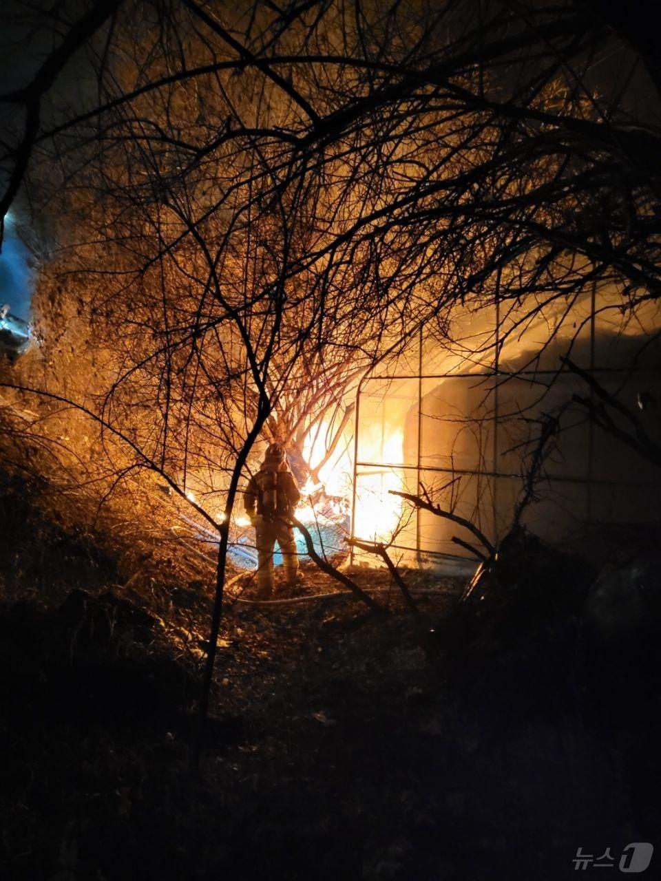 본문 이미지 - 화재 현장. (경기도소방재난본부 제공. 재판매 및 DB 금지) 2025.3.21/뉴스1