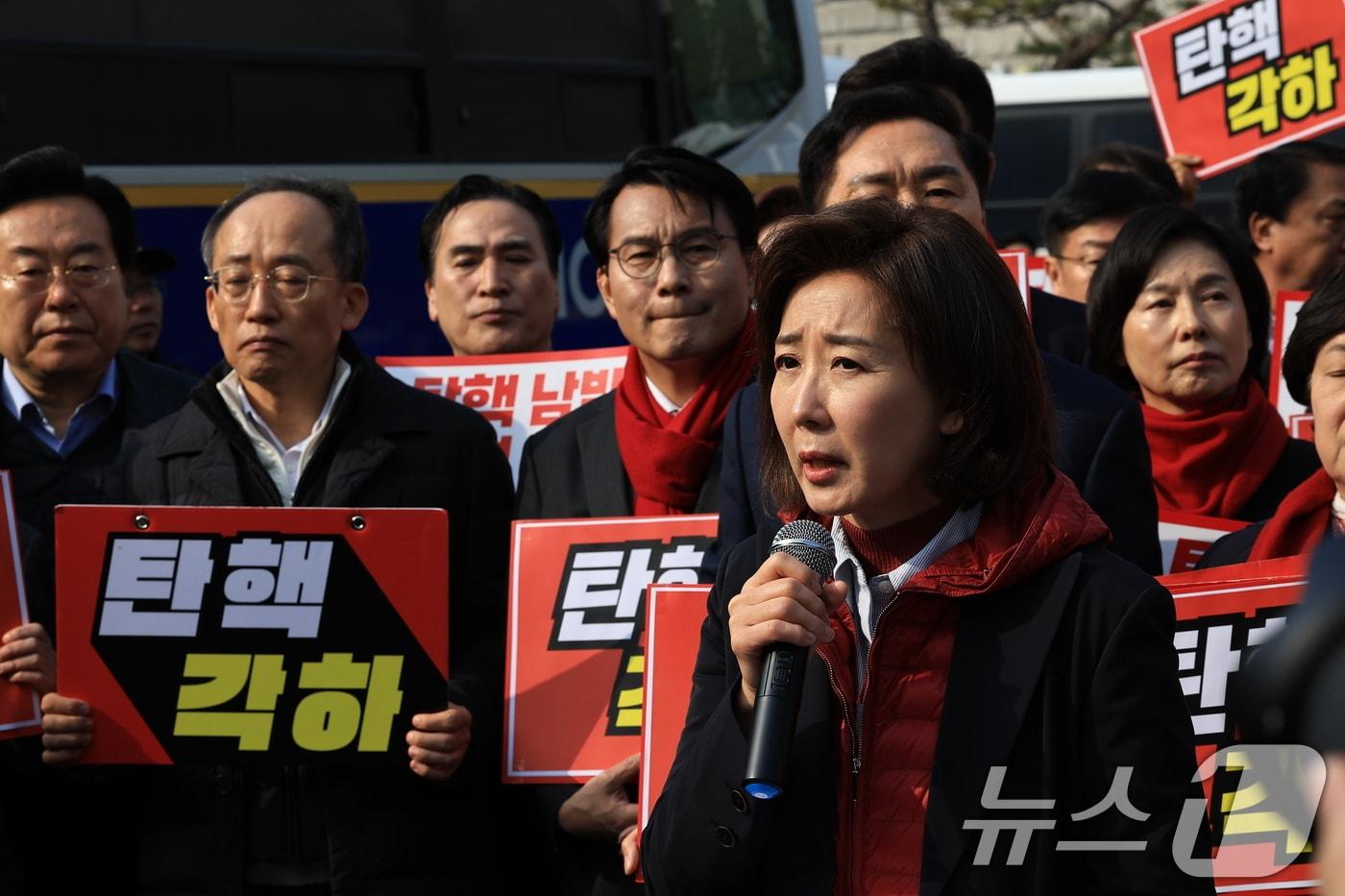나경원 국민의힘 의원이 21일 오전 서울 종로구 재동 헌법재판소 앞에서 기자회견을 열고 윤석열 대통령의 탄핵 각하를 촉구하는 발언을 하고 있다. 2025.3.21/뉴스1 ⓒ News1 박정호 기자