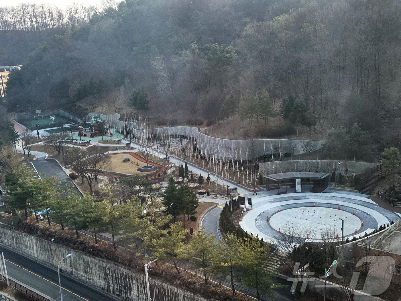 본문 이미지 - 용인시가 김량장동 용인중앙공원의 노후 시설과 주차장 개선 공사를 완료했다.(용인시 제공)