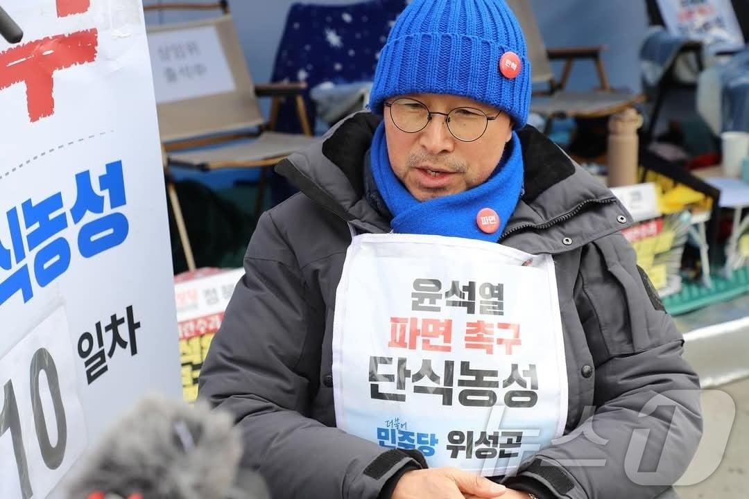 본문 이미지 - 서울 광화문 광장 천막에서 윤석열 대통령 파면을 촉구하는 단식농성을 하고 있는 위성곤 국회의원(더불어민주당·제주 서귀포시).(위성곤 국회의원실 제공)