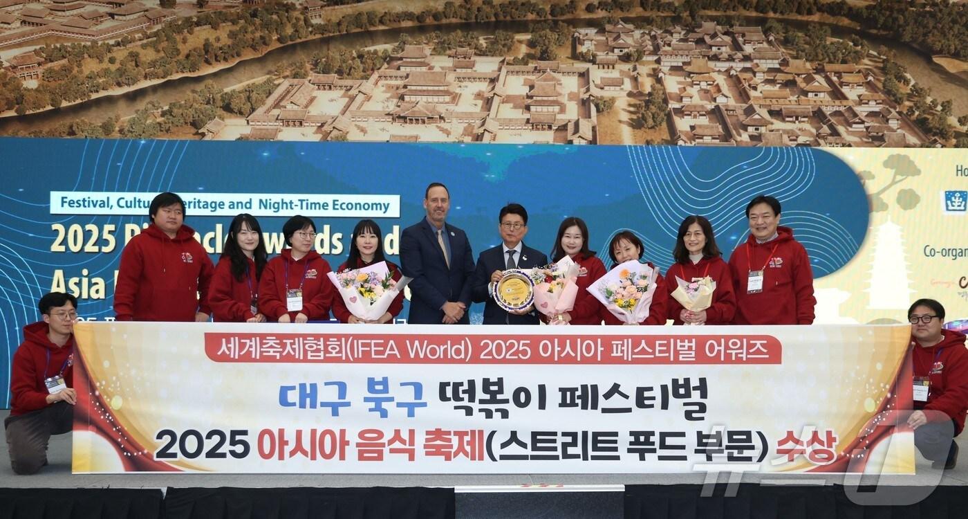 대구 북구 관계자들이 피너클 어워드에서 &#39;아시아 음식 축제 스트리트 푸드 부문&#39;에서 수상을 하고 기념 사진을 촬영하고 있다.&#40;대구 북구 제공.재판매 및 DB 금지&#41;