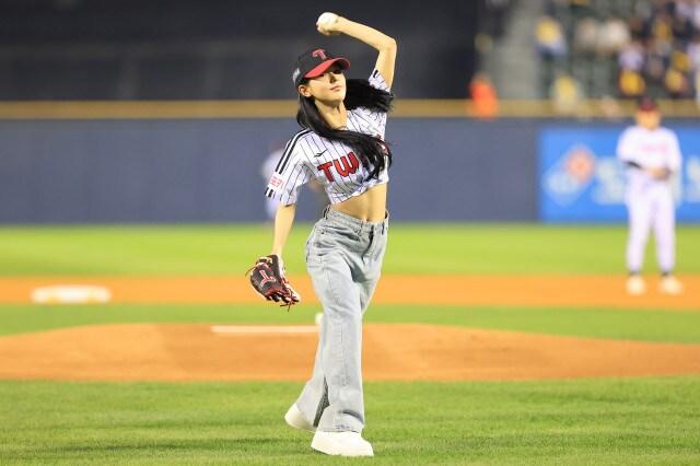 본문 이미지 - 지난해 준플레이오프 5차전에서 시구했던 (여자)아이들 미연. (LG 제공)