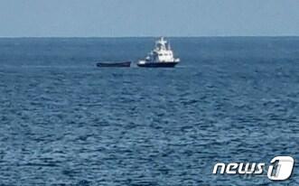 본문 이미지 - 해경 선박이 북한 주민이 타고 온 소형 목선을 인근 군부대로 예인하고 있다. &#40;사진은 기사 내용과 무관함&#41; ./ⓒ News1 윤왕근 기자