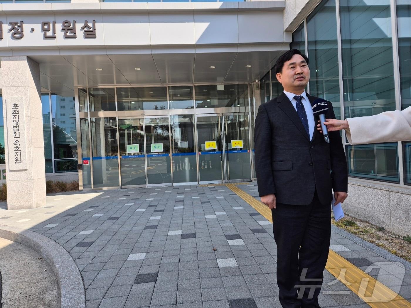 본문 이미지 - 김도균 더불어민주당 강원도당위원장이 21일 오전 춘천지법 속초지원에서 열린 공직선거법·정치자금법 위반 사건 1심 선고 공판에서 피선거권이 유지되는 벌금 80만 원을 선고 받은 후 법정을 나와 취재진과 인터뷰를 하고 있다. 2025.3.21/뉴스1