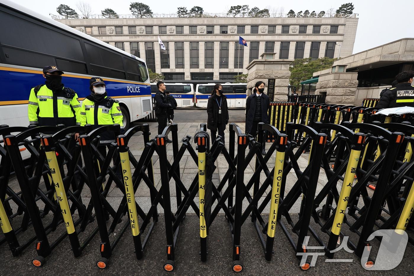 21일 오전 서울 종로구 재동 헌법재판소 앞에서 경찰이 경계 근무를 하고 있다. 2025.3.21/뉴스1 ⓒ News1 박정호 기자