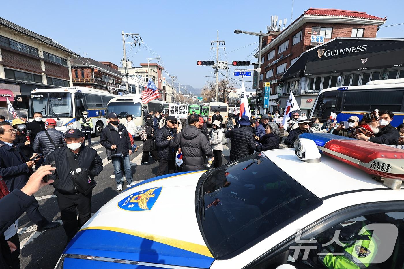 21일 오전 서울 종로구 안국역 사거리에서 4개의 확성기가 설치된 차량을 타고 헌법재판소 주위를 돌며 더불어민주당을 향해 원색적 비난을 하던 유튜버를 비롯해 보수 시민들이 경찰에 항의하고 있다. 2025.3.21/뉴스1 ⓒ News1 박정호 기자