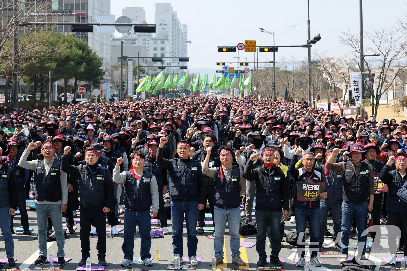 본문 이미지 - 전국건설노동조합 광주전남건설지부가 21일 오후 광주광역시청 앞 도로에서 총파업 출정식을 열고 구호를 외치고 있다. 2025.3.21/뉴스1 ⓒ News1 박지현 기자