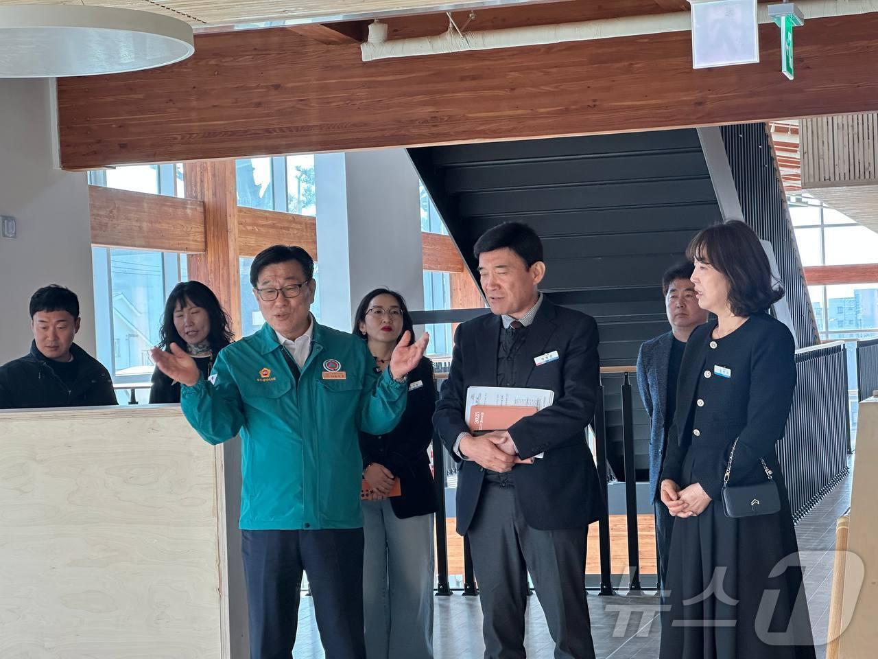 본문 이미지 - 울산시의회 김수종 의원이 21일 오전 ‘그린스마트 미래학교’로 완공된 동구 주전초등학교를 방문해 학습 환경과 운영 현황을 점검했다고 밝혔다.(울산시의회 제공. 재판매 및 DB 금지) /뉴스1