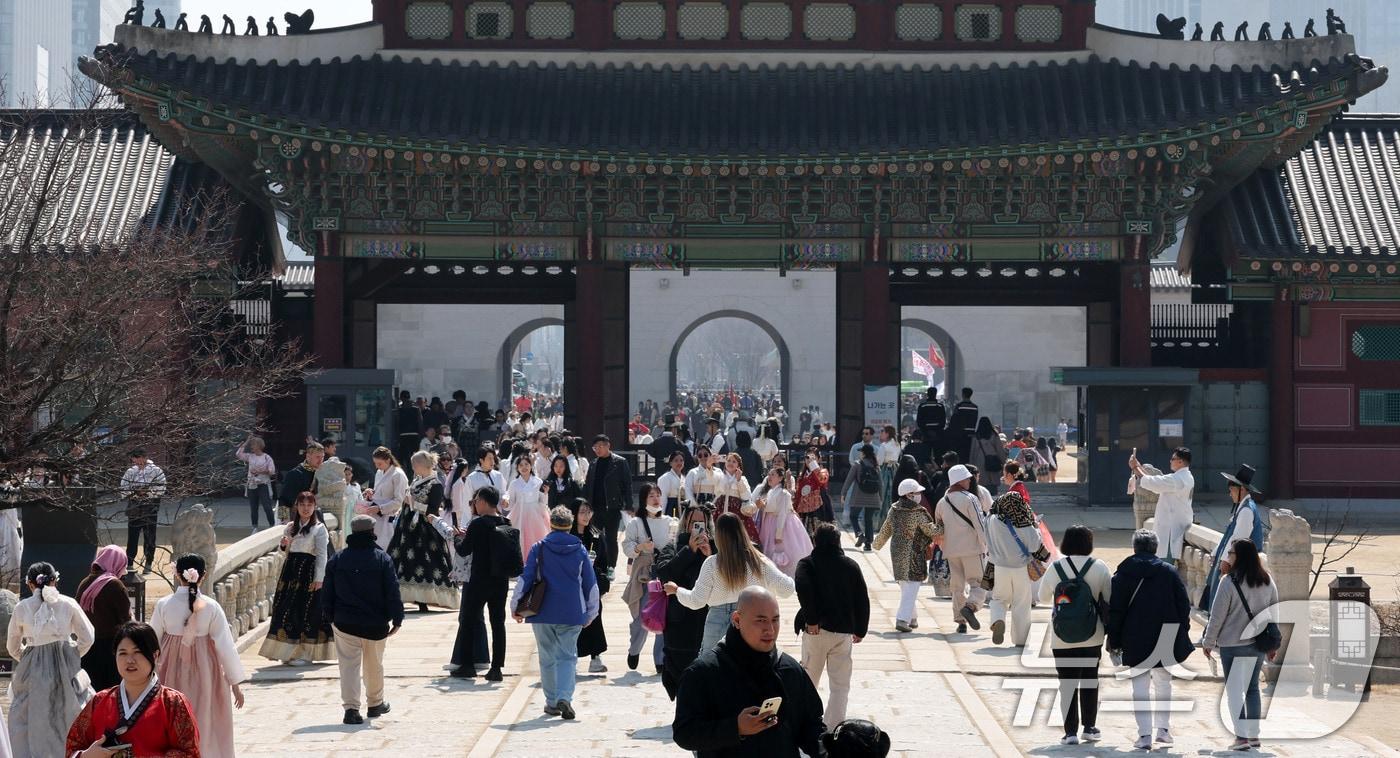 본문 이미지 - 21일 서울 종로구 경복궁이 중국을 비롯한 외국인 관광객들로 붐비고 있다. 정부가 오는 3분기부터 중국 단체관광객(유커)의 무비자 입국을 한시적으로 허용할 계획이다. 2018년 평창 동계올림픽 당시 올림픽과 패럴림픽 동안 제한적으로 중국인에게 무비자 입국을 허용한 바 있으며 대대적으로 면제하는 건 이번이 처음이다. 2025.3.21/뉴스1 ⓒ News1 박세연 기자