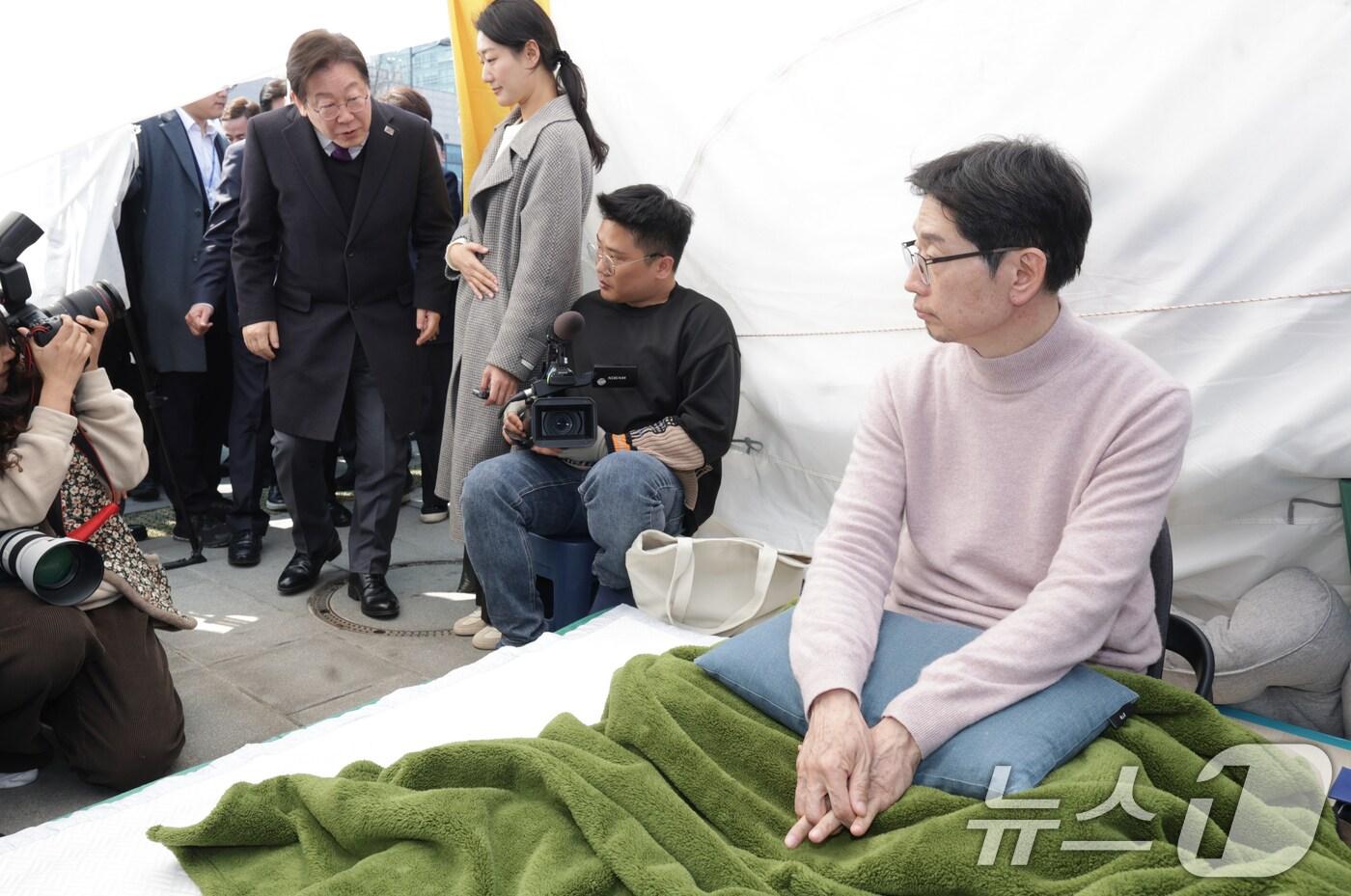 본문 이미지 - 이재명 더불어민주당 대표가 21일 윤석열 대통령의 파면을 촉구하며 13일째 단식 중인 김경수 전 경남도지사의 농성장을 찾아 대화하고 있다. (공동취재) 2025.3.21/뉴스1 ⓒ News1 임세영 기자