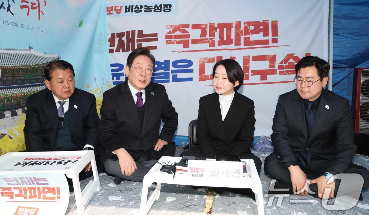 이재명 더불어민주당 대표가 21일 서울 종로구 경복궁역 부근에서 윤석열 대통령의 파면을 촉구하는 김재연 진보당 상임대표를 만나고 있다. 왼쪽부터 김병주 최고위원, 이 대표, 김 대표, 박찬대 원내대표. 2025.3.21/뉴스1 ⓒ News1 임세영 기자