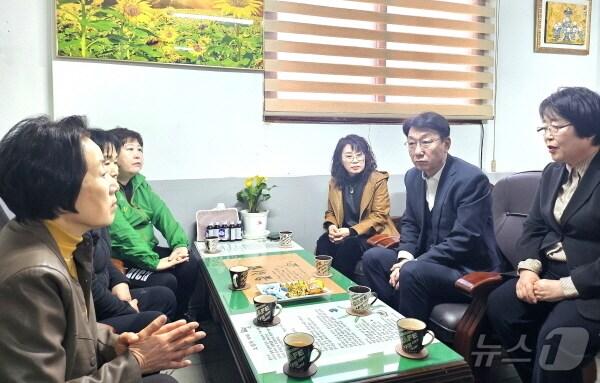 본문 이미지 - 여성 기업인들과 대화를 나누고 있는 우범기 전주시장.&#40;전주시 제공, 재판매 및 DB 제공&#41;/뉴스1