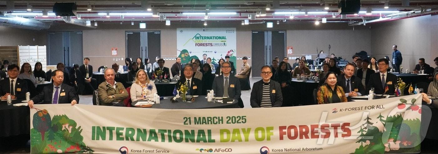 임상섭 산림청장(가운데)이 마리아 카스티요 페르난데즈 주한 유럽연합 대사(가운데에서 좌측 첫번째), 정기용 외교부 기후변화대사(가운데에서 우측 첫번째), 박종호 아시아산림협력기구 사무총장(가운데에서 우측 2번째) 과 함께 기념촬영을 하고 있다.(산림청 제공.재판매 및 DB금지)/뉴스1