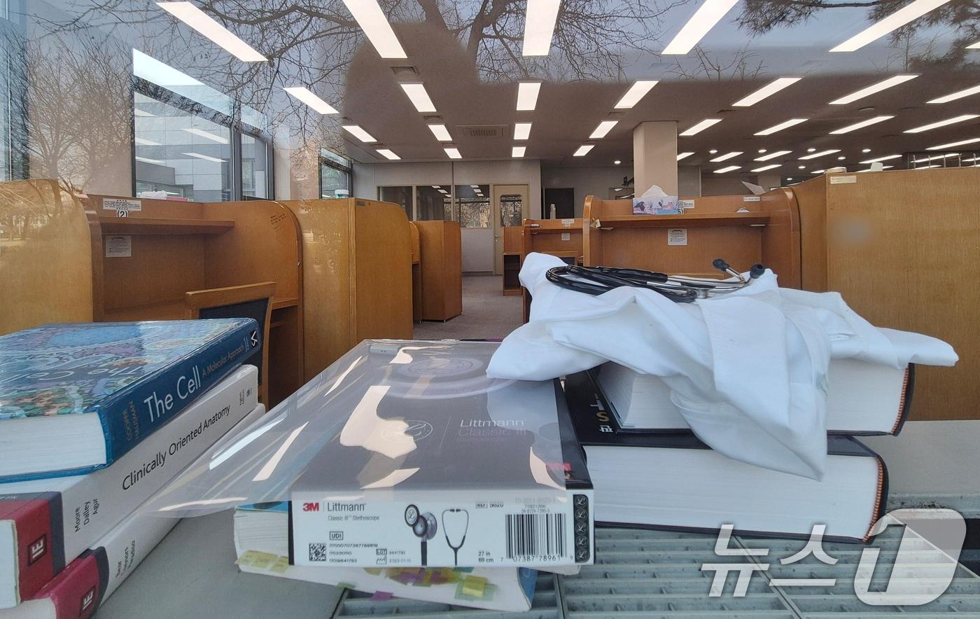 21일 경기도 내의 한 의과대학 도서관에 전공서적과 가운, 청진기가 놓여 있다. 2025.3.21/뉴스1 ⓒ News1 김영운 기자