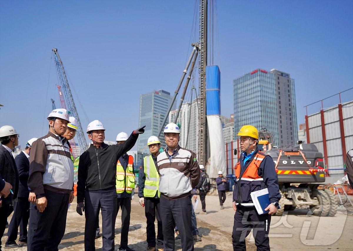 본문 이미지 - 한문희 코레일 사장(왼쪽)이 21일 오후 서울역 북부역세권 개발사업 현장을 찾아 공사 안전관리 대책을 살폈다.(코레일 제공.재판매 및 DB금지)/뉴스1 