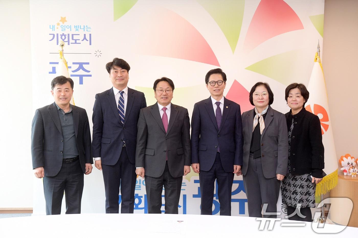 강기정 광주시장(왼쪽 세번째)이 21일 오전 시청 접견실에서 황정근 국회도서관장(왼쪽 네번째)과 환담에 앞서 기념촬영을 하고 있다. (광주시 제공. 재판매 및 DB 금지) 2025.3.21/뉴스1 