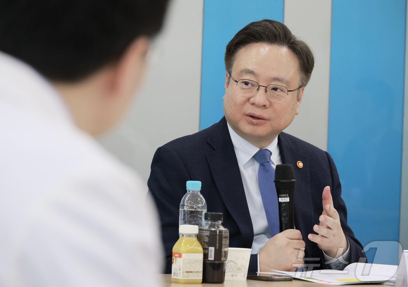 조규홍 보건복지부 장관이 21일 강원도 춘천 소재의 대학병원을 방문해 비상진료체계 점검 및 현장 의료진 격려하고 있다. (보건복지부 제공. 재판매 및 DB 금지) 2025.3.21/뉴스1