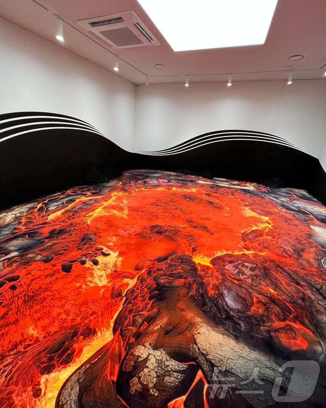 본문 이미지 - 현대미술작가 클라우디아 콤테의 개인전 '재로부터의 부활 : 재생의 이야기'(주한스위스대사관 인스타그램)