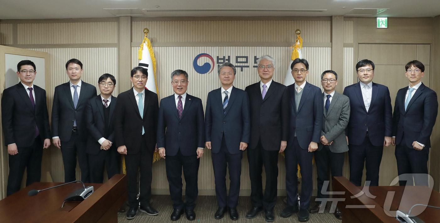 김석우 법무부 장관 직무대행(왼쪽 다섯째)은 21일 오후 1시 법무부 정부과천청사에서 한국법학교수회 임원들과 만나 한국 법학의 발전 방향 등을 논의했다. 2025.3.21./ⓒ 뉴스1(법무부 제공)