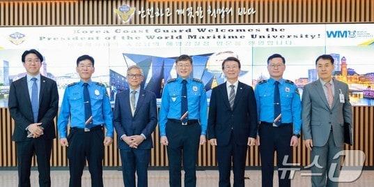 본문 이미지 - 김용진 해양경찰청장(왼쪽 네번째)이 맥시모 메이야 세계해사대학 총장(왼쪽 세번째) 등 관계자들과 기념사진을 촬영하고 있다. (해양경찰청 제공) / 뉴스1