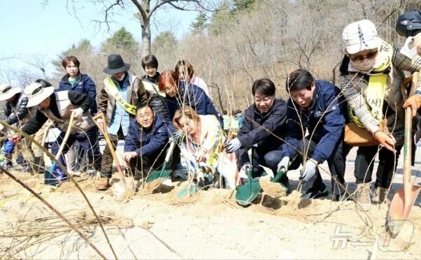 본문 이미지 - ‘제 80회 식목일 나무심기행사’가 21일 전북 전주시 덕진구 길공원에서 개최됐다.(전주시 제공. 재판매 및 DB 금지)/뉴스1