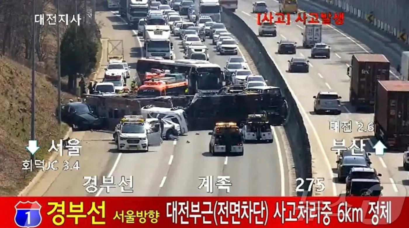 21일 낮 12시 6분께 대전 대덕구 경부고속도로 서울 방면 대전나들목(IC) 인근 274.5㎞ 지점에서 자동차운반차량이 옆으로 쓰러지는 사고가 났다. (한국도로공사 제공. 재판매 및 DB 금지) /뉴스1 