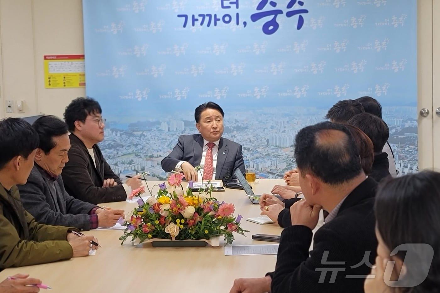  21일 김영환 충북도지사가 충주시청 브리핑룸을 찾아 중부내륙선철도 복선화와 고속화에 역량을 집중하겠다고 밝히고 있다.(충주시 제공. 재판매 및 DB금지)/뉴스1