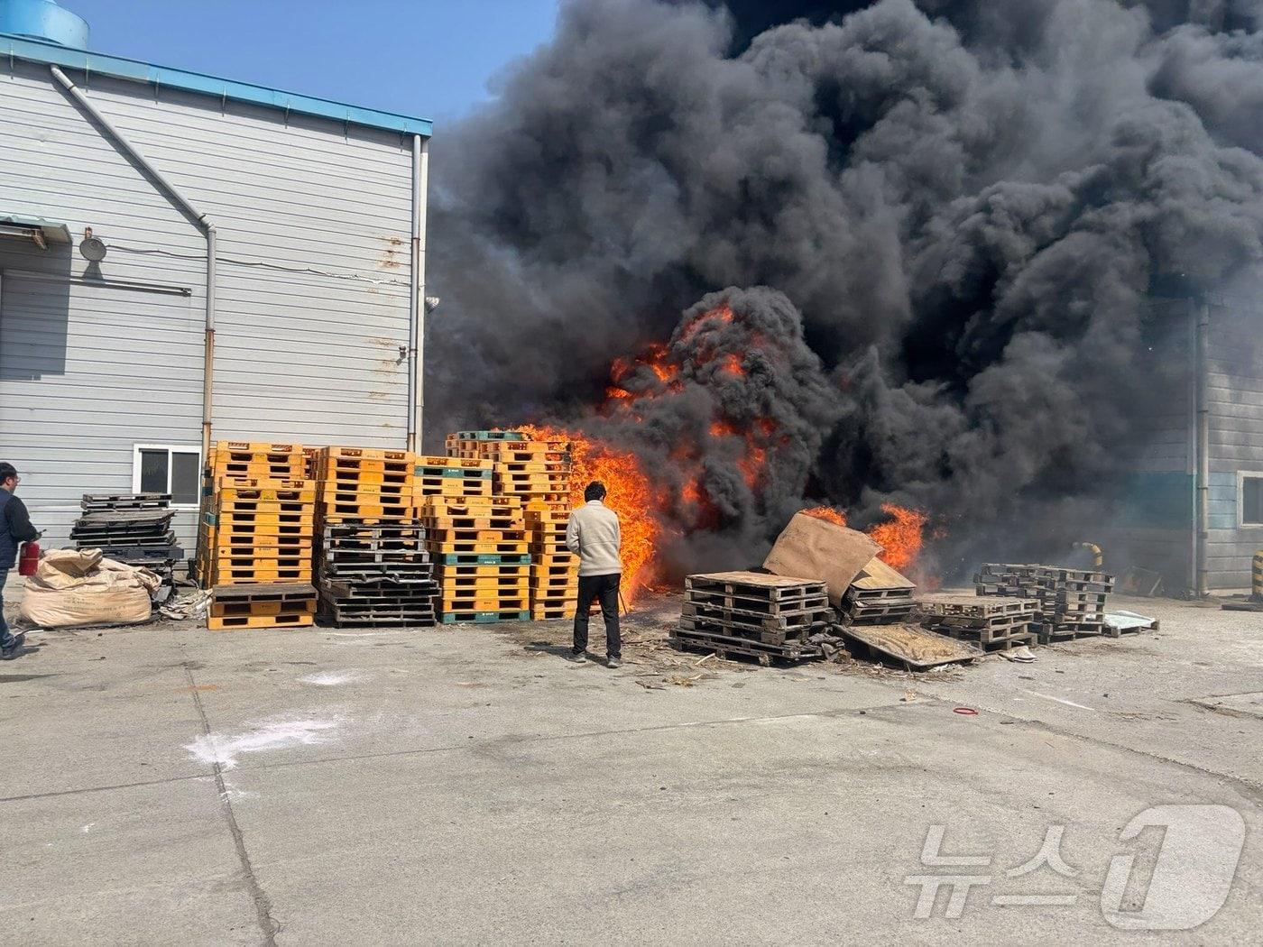 본문 이미지 - 21일 오후 1시 17분께 전북자치도 익산시 금강동 한 비료보관창고에서 불이 났다.(전북소방 제공. 재판매 및 DB금지)