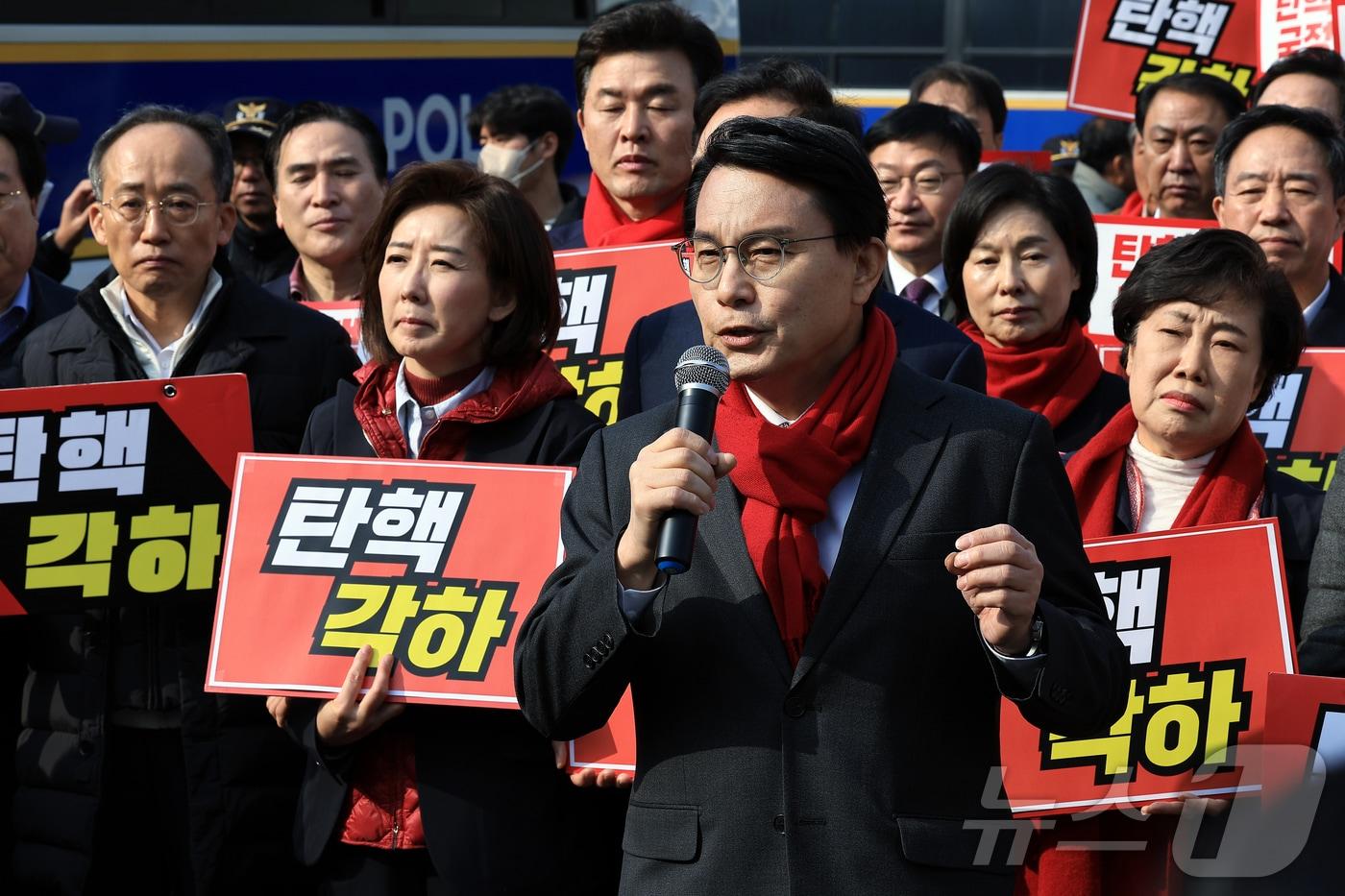 본문 이미지 - 윤상현 국민의힘 의원이 2025년 3월 21일 오전 서울 종로구 재동 헌법재판소 앞에서 기자회견을 열고 윤석열 대통령의 탄핵 각하 촉구 발언을 하고 있다. 2025.3.21 ⓒ 뉴스1 박정호 기자