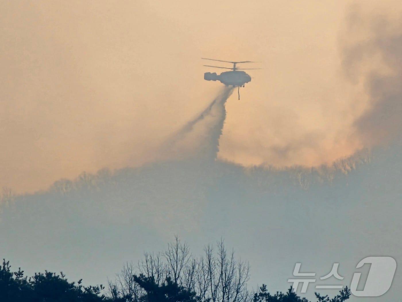 본문 이미지 - 산림청이 22일 일출과 동시에 헬기로 산불 진화 작업을 이어가고 있다. 이날 오전 6시 30분부터 운영 중인 헬기는 총 34대 투입할 예정이다. 2025.3.22/뉴스1 ⓒ News1 한송학 기자