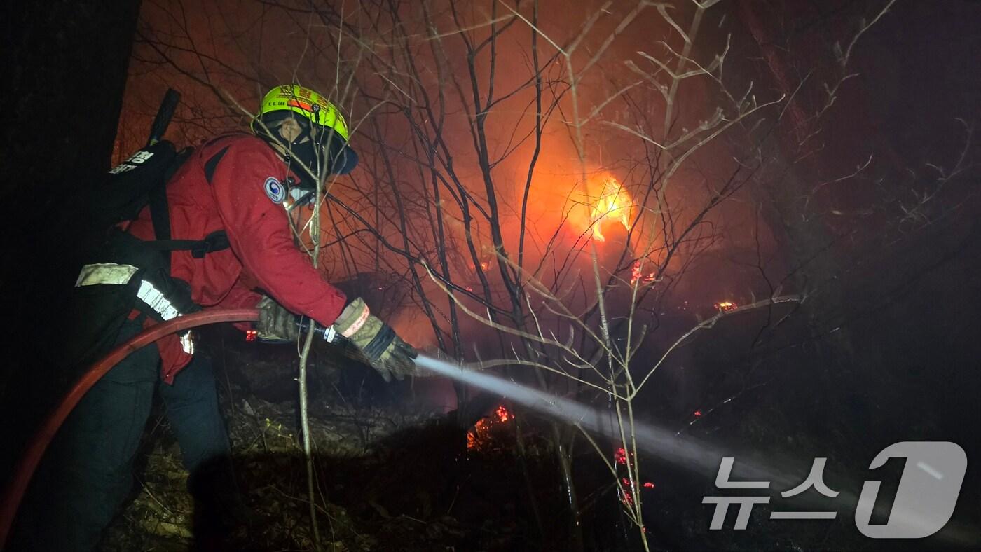 본문 이미지 - 21일 오후 산림청 항공본부 공중진화대원들이 경남 산청군 시천면에서 발생한 산불 확산을 차단하기 위해 밤샘 작업을 하고 있다. (산림청 제공, 재판매 및 DB 금지) 2025.3.22/뉴스1 ⓒ News1 최창호 기자