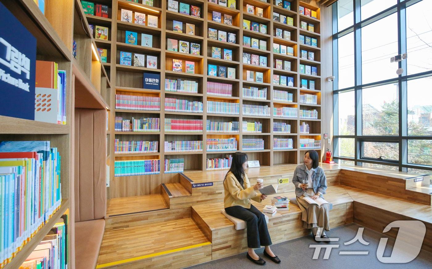 본문 이미지 -  대전 동구 '동네북네 북카페' 가양1동점에서 이용자들이 독서를 하며 휴식을 즐기고 있다. 2025.3.22 ⓒ 뉴스1 김기태 기자