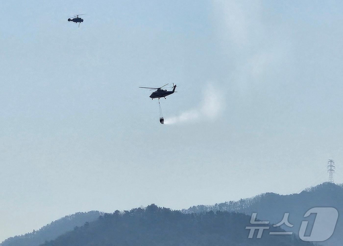 본문 이미지 - 이틀째 산불이 이어지는 산청군 시천면 신천리 산불 현장에 산림청이 헬기를 동원해 진화 작업을 벌이고 있다. 2025.3.22/뉴스1 한송학 기자