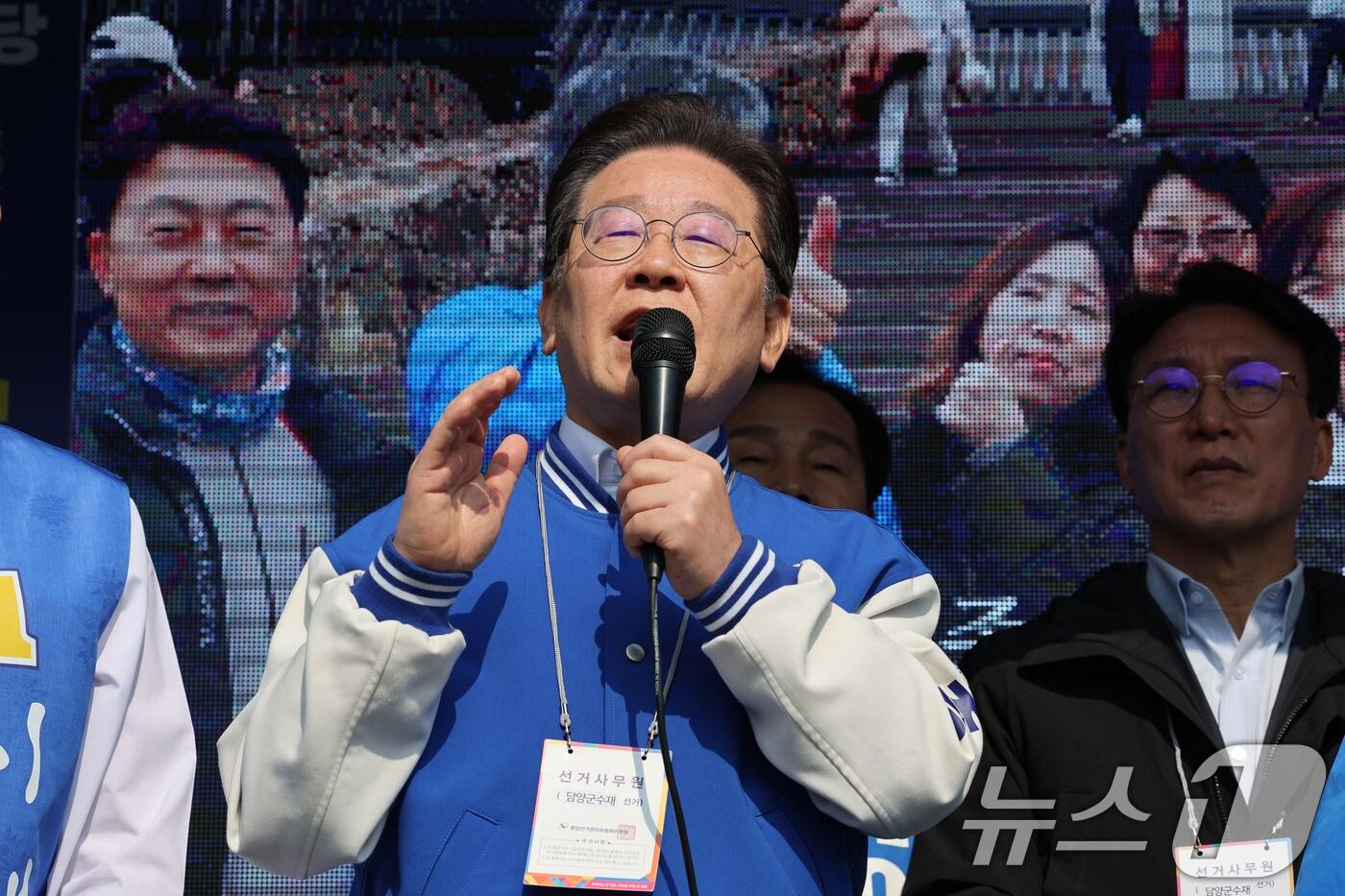 4·2 전남 담양군수 재선거를 앞둔 22일 오전 전남군 담양읍 중앙공원에서 더불어민주당 이재명 대표가 이재종 후보의 유세를 지원하고 있다. 2025.3.22/뉴스1 ⓒ News1 박지현 기자